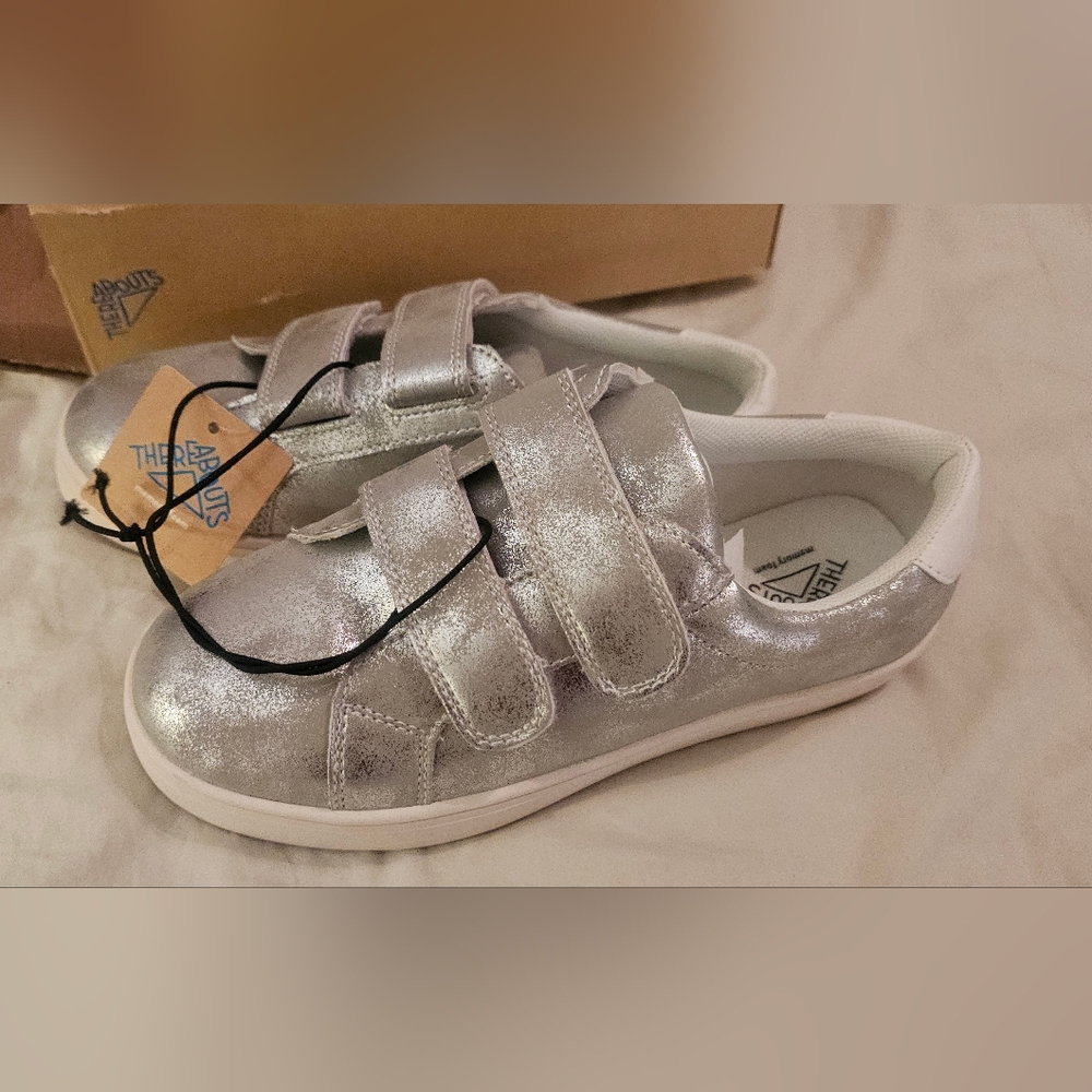 There abouts Th Ayo Girls Kids Silver metallic Sneakers - shoes size 4M straps